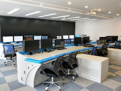 云茂公司：為您實現(xiàn)云南監(jiān)控桿,網(wǎng)絡(luò)機柜,監(jiān)控操作臺，UPS配電柜的一站式定制生產(chǎn)