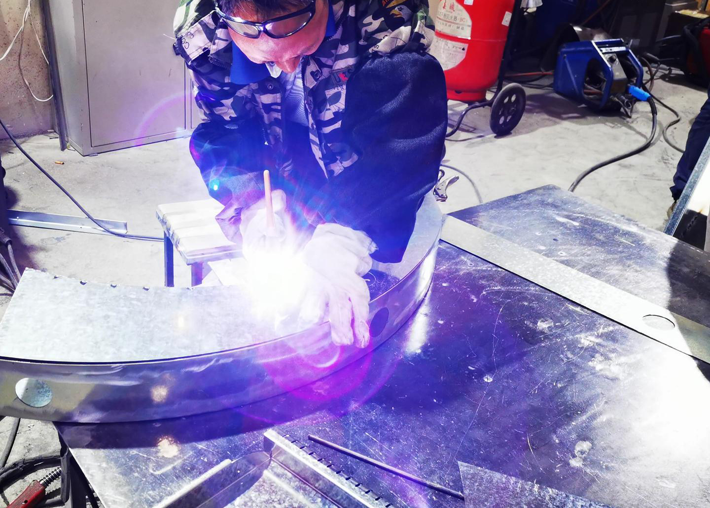 鈑金加工的柜體：為什么多用點(diǎn)焊不用滿焊