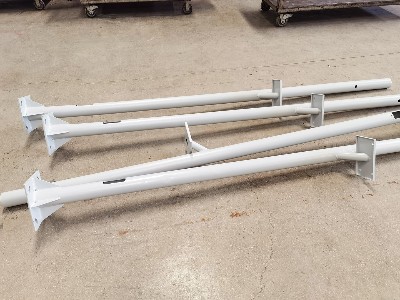 客戶定制的水文監(jiān)測項目的監(jiān)測桿和監(jiān)測設(shè)備箱交付使用