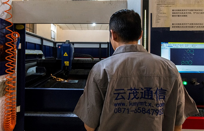 昆明云茂通信新購大型數(shù)控折彎機和激光切割機調(diào)試完畢正式上崗