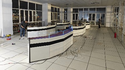 2024年新年伊始，昆明云茂為昆明第八自來水廠鈑金加工定制監(jiān)控操作臺(tái)安裝到位！