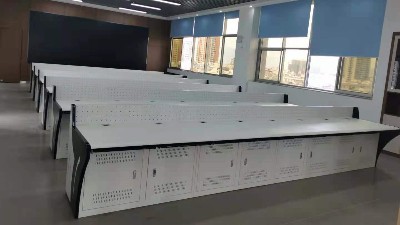 為江川移動(dòng)公司鈑金定制的操作臺(tái)安裝完畢交付使用